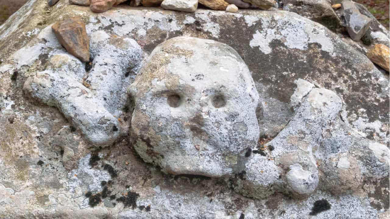 Stone skull in Ligonde